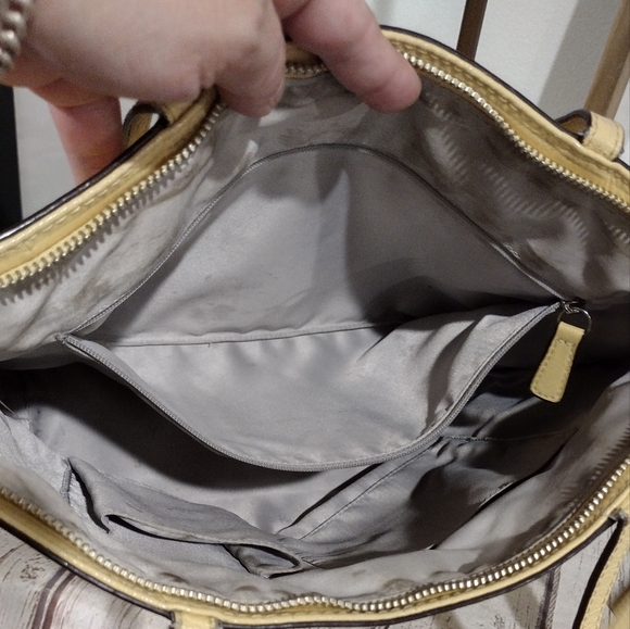 😁 Coach Custard Yellow Patent Leather Signature Stripe Tote Shoulder Bag - Picture 11 of 13